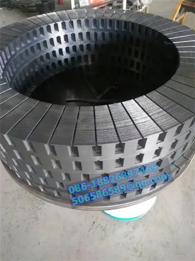 Processus de fabrication d'un stator à flux axial pour moteur à disque avec moule d'estampage et poinçonnage à la machine